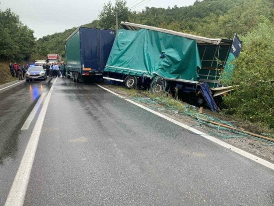 Kamioni përplaset me autobusin në Kosovë, 3 të lënduar. Pasagjerët dalin nga xhami i shoferit