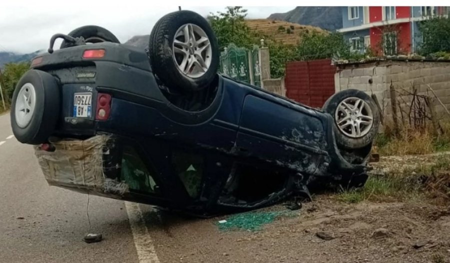 Makina kthehet përmbys në fshatin Dvoran në Korçë, drejtuesi i mjetit mbetet i bllokuar brenda