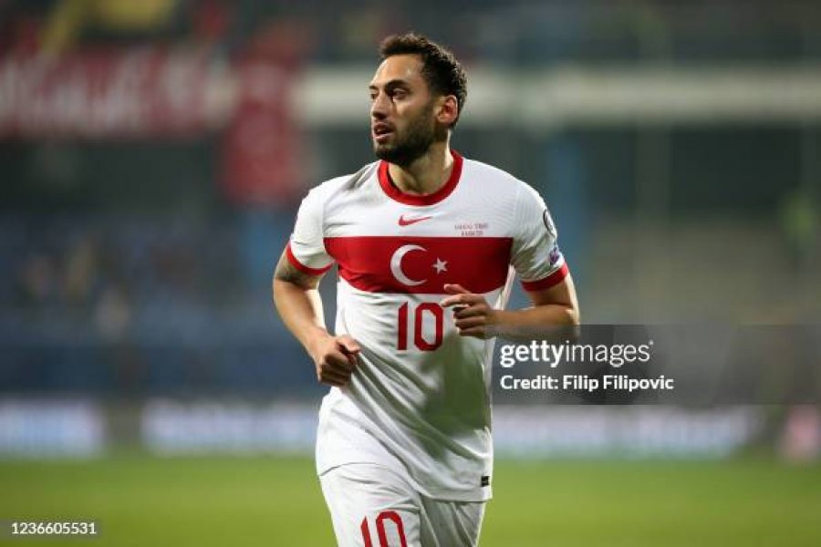 Calhanoglu: Mund të dukem i pafytyrë, por pas 21 vitesh një lojtar turk garon për 'Topin e Artë'