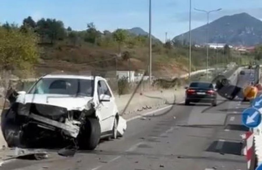 Aksident te Unaza në Tiranë, 2 të plagosur! Një makinë e përmbysur