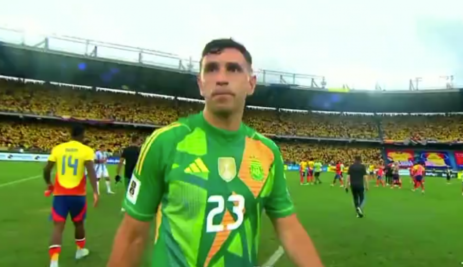 VIDEO/ Emiliano Martinez goditi kamerën me inat pas humbjes së Argjentinës