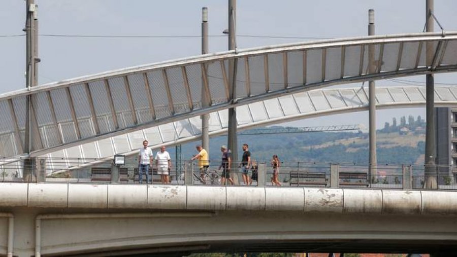 A mundet Mitrovica të kapërcejë hendekun e Kosovës me pakicën e saj etnike serbe?