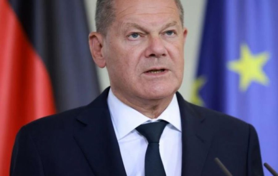 Politico: Scholz po forcon qëndrimin e tij ndaj emigracionit për të mbijetuar politikisht