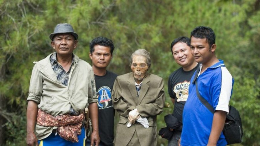 I nxjerrin nga varret të vdekurit për t’i larë dhe ju ndërruar rrobat ritual i pazakontë i një fisi indonezian