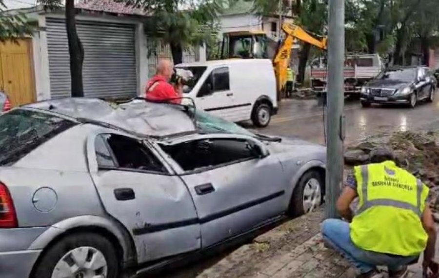 Moti i keq shkakton dëme në Shkodër, rrëzohen disa pemë. Dëmtohet një automjet i parkuar