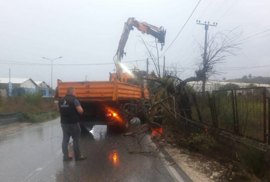 ARRSH: Rënie gurësh e inertesh në disa rrugë, qarkullimi vijon normalisht