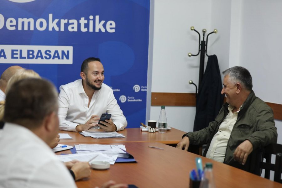 FOTO/ Salianji vijon takimet në Elbasan: Asnjë sakrificë dhe kontribut nuk do të harrohet