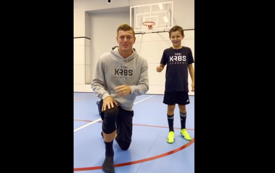 VIDEO/ Toni Kroos është edhe një baba shembullor, mëson djalin e tij se si ta kontrollojë topin