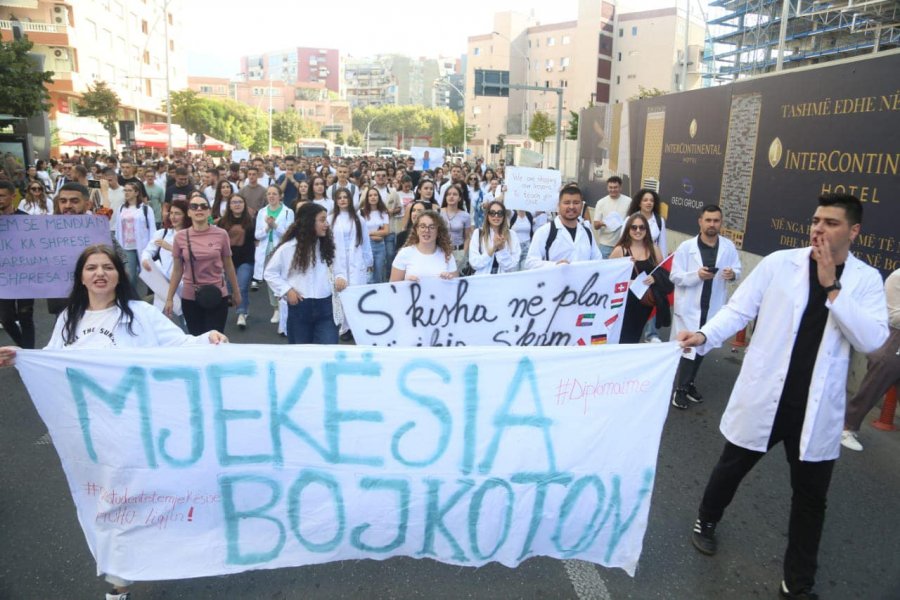 Studentët e mjekësisë nuk duhet të thyhen përballë terrorit të rregjimit!