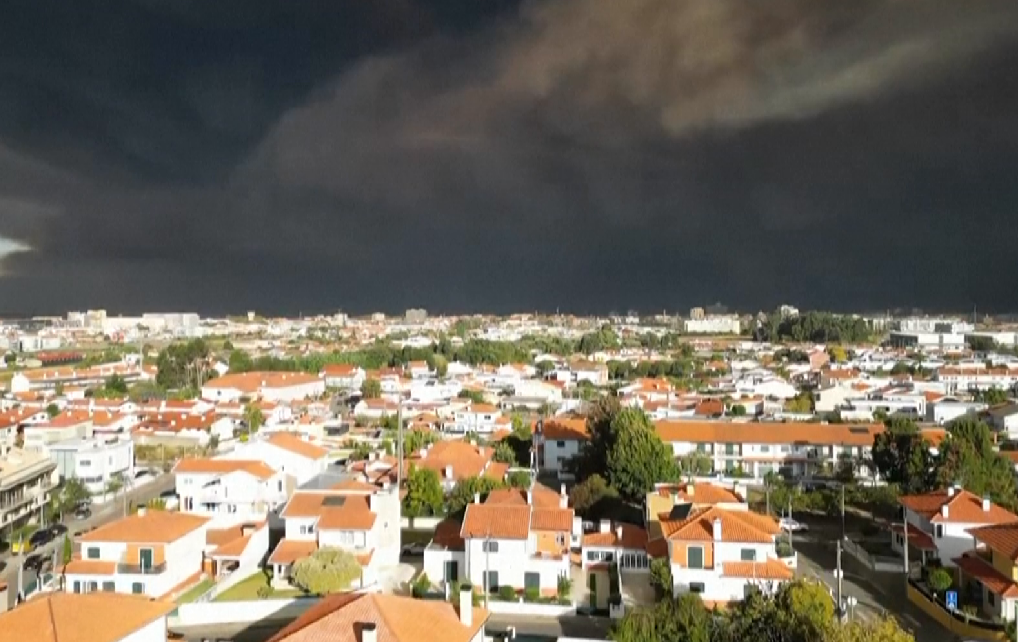 Re tymi të zi mbulojnë qytetin portugez prej zjarreve që shkatërrojnë rrethinat