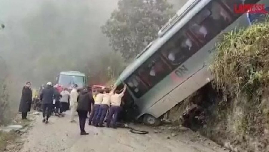 31 të plagosur/ Po ktheheshin nga Machu Picchu, autobusi me turistë bie nga 30 metra lartësi