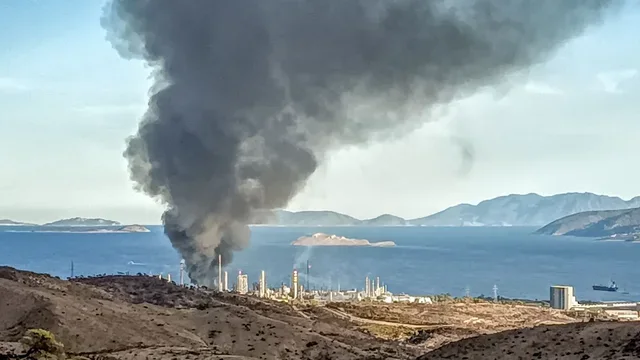 Zjarri në rafinerinë e naftës në Greqi, raportohet për tre persona të plagosur