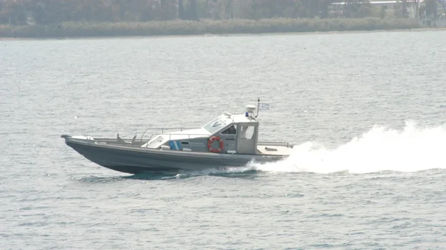 Hodhën në det 30 emigrantë të paligjshëm për t’i shpëtuar policisë, në pranga dy drejtuesit e mjetit lundrues!