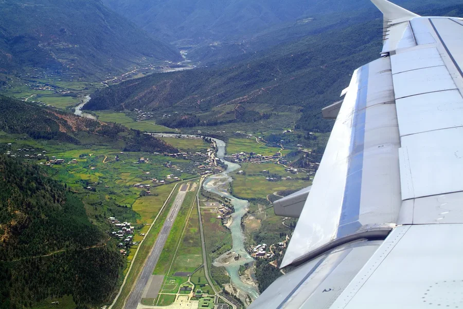 Aeroporti ndërkombëtar ku vetëm 50 pilotë në botë mund të ulin avionët