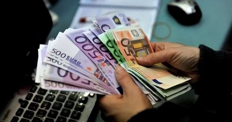 Këmbimi valutor: Ja me sa po blihen dhe shiten dollari dhe euro