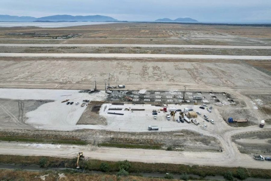 Pezullohen punimet në aeroportin e Vlorës, punonjësit bllokojnë kantierin