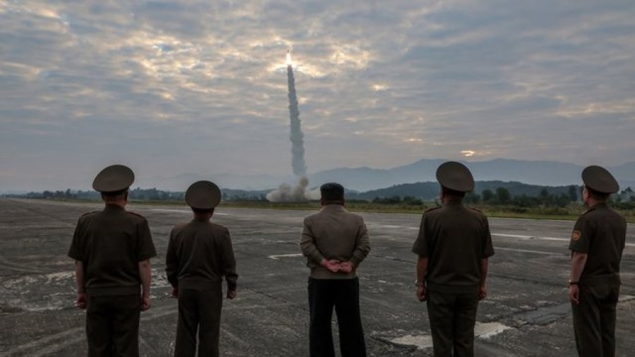 Koreja e Veriut thotë se ka testuar një raketë të re balistike