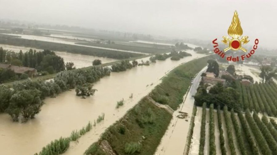 Stuhia 'Boris' bën kërdinë, njerëzit mbeten të bllokuar