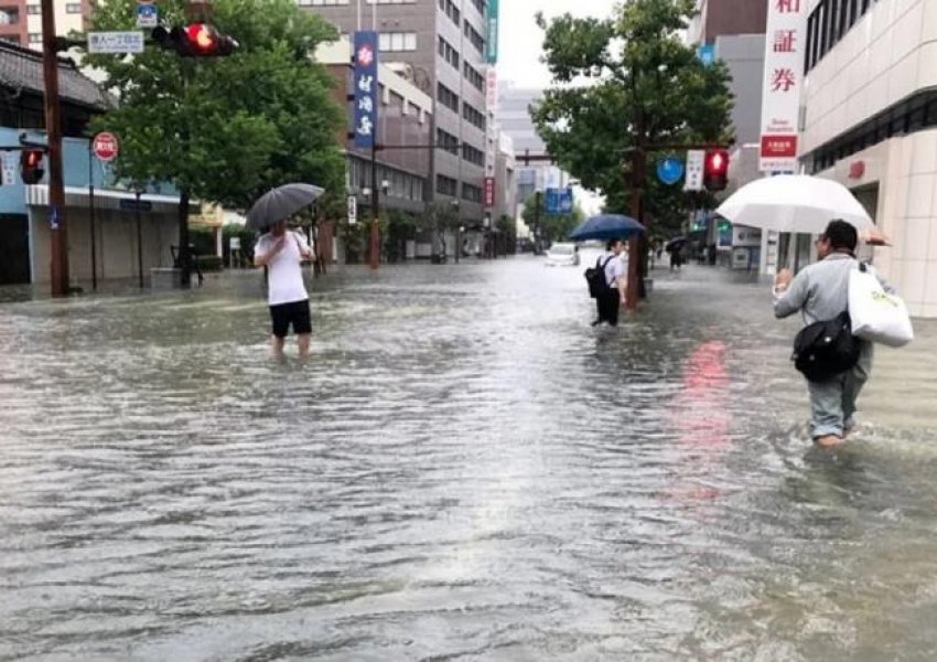 Japoni/ Rreziku nga përmbytjet, autoritetet thirrje banorëve të largohen nga shtëpitë