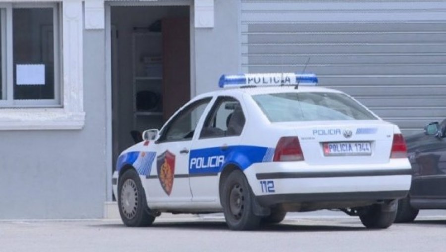 Tregtonin bizhuteri kontrabandë, shpallet në kërkim 28-vjeçari, e pëson nëna e tij! Policia i kontrollon bizneset, ja çfarë i gjen