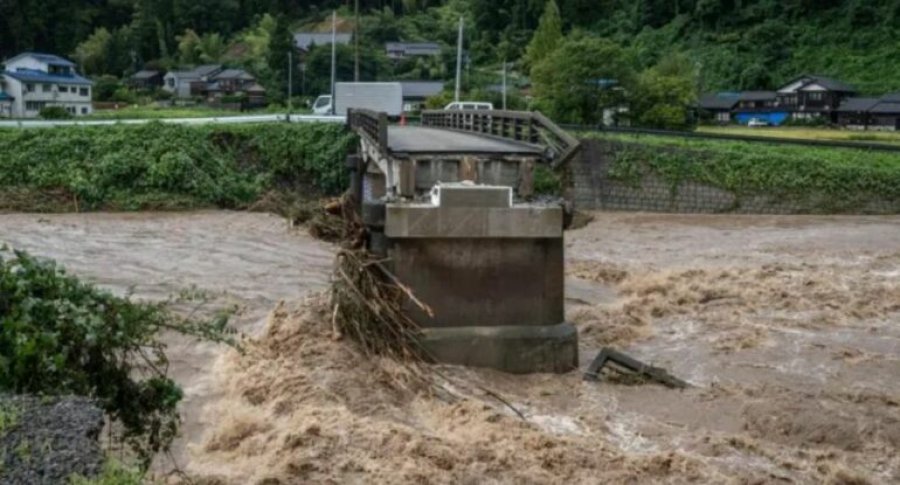 Japonia në nivelin më të lartë të alarmit, gjashtë viktima dhe dhjetëra mijëra të evakuuar 