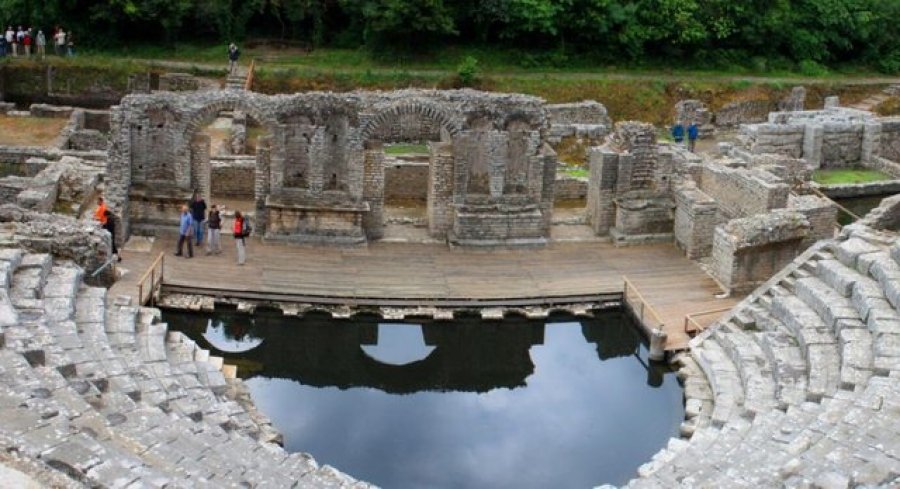 Sezoni i abuzimeve/ Turistët 'kryqëzojnë' Sarandën dhe Ksamilin me komente negative