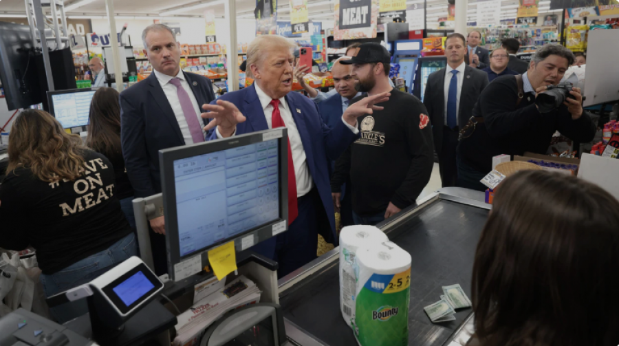 VIDEO-Virale/  Donald Trump i jep 100 dollarë gruas e cila po blinte në një supermarket në Pensilvani