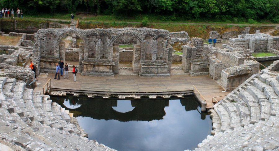 Turistët 'kryqëzojnë' Sarandën dhe Ksamilin me komente negative, imazhin e rregullon disi Butrinti