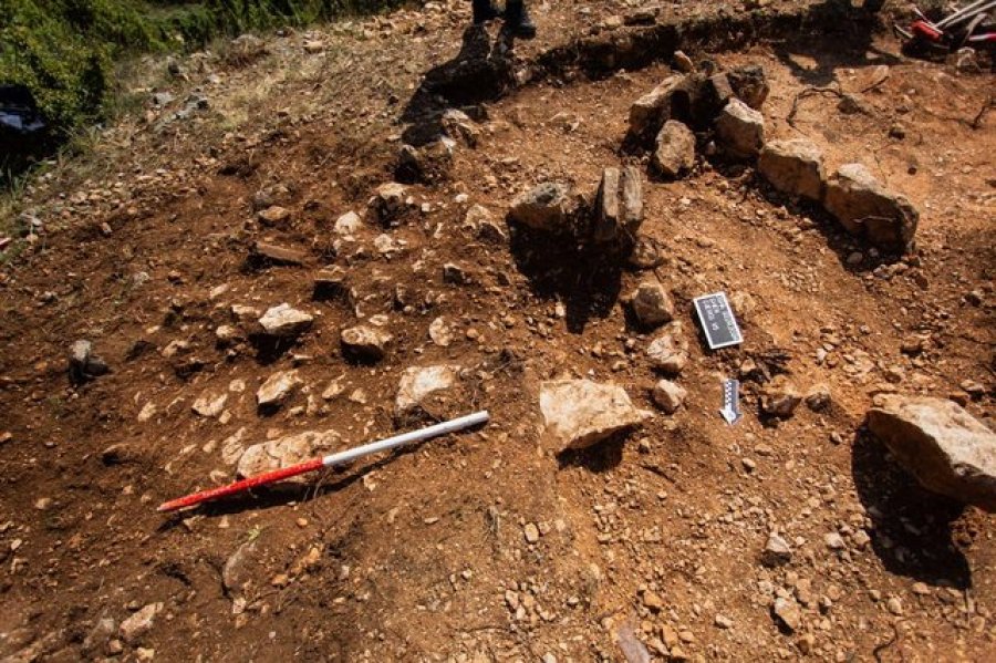 Zbulohet një varrezë historike e periudhës helenistike dhe mesjetare në Shënmri të Tiranës