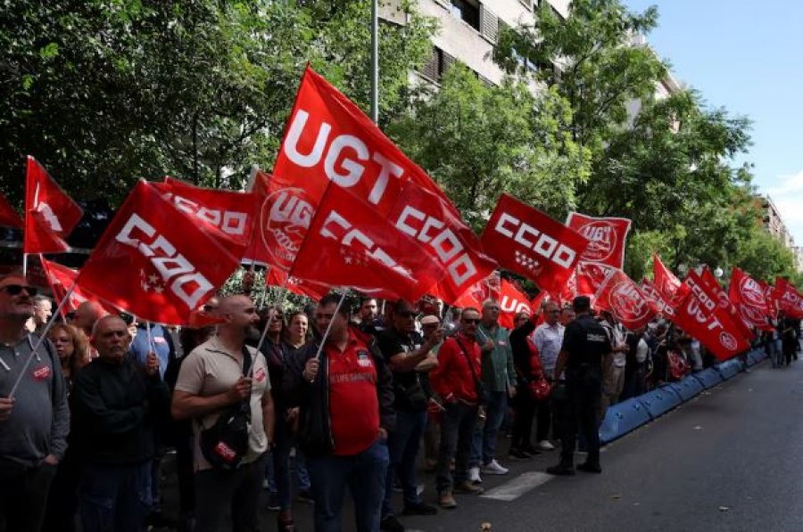 Kërkojnë shkurtim të orarit të punës, mijëra njerëz protestojnë në rrugët e Spanjës