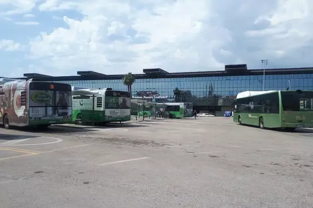 E rëndë në Itali/ Shoferi i autobusit frenon papritur, pasagjeri godet kokën dhe vdes, disa të tjerë u plagosën