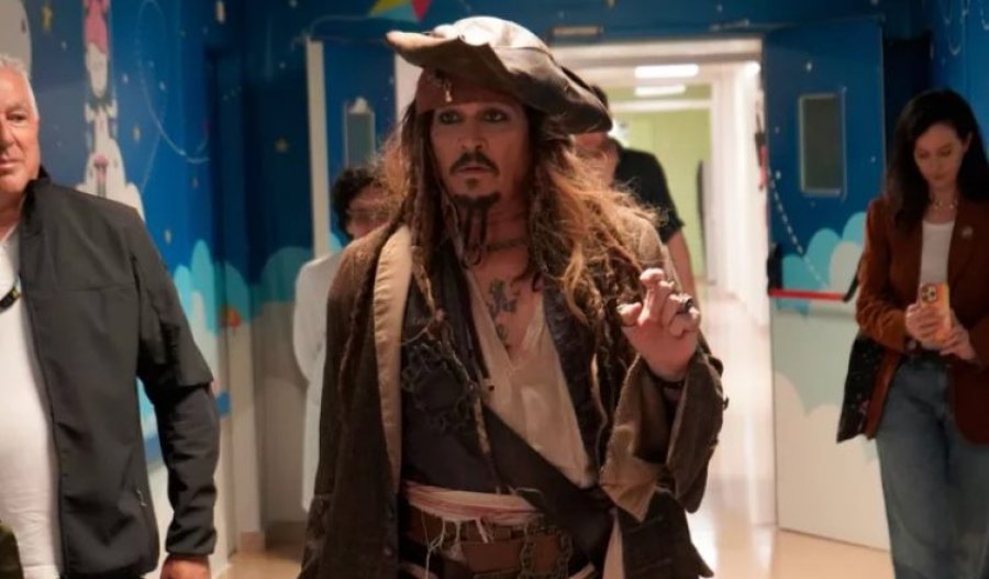 Me kostumin e Piratëve të Karaibeve, Johnny Depp surprizon fëmijët në spital