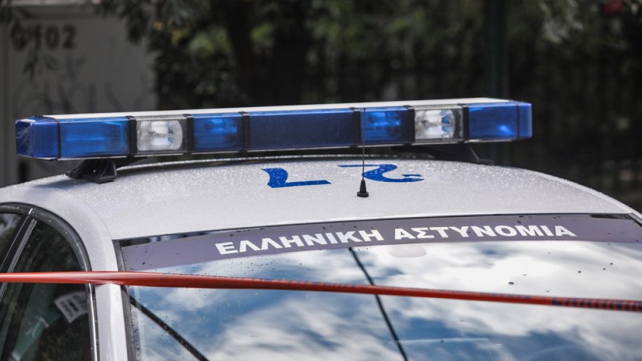 Ishte në ndjekje nga policia, shqiptari përplas me makinë efektivin gjatë arratisjes! 40-vjeçari shpallet në kërkim, arrestohet gruaja që e shoqëronte