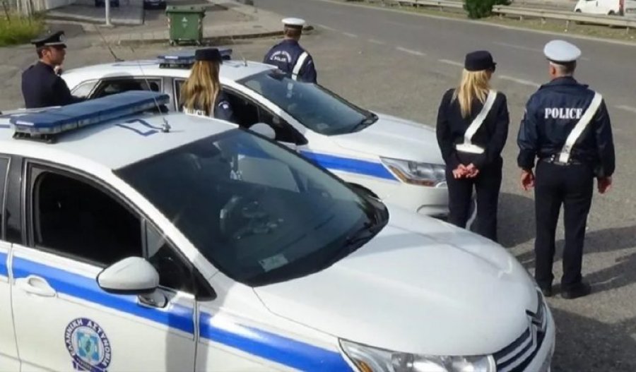 I vihet policia greke nga pas, shqiptari braktis automjetin dhe partneren, çfarë iu gjet