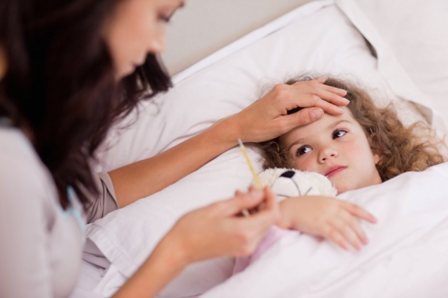 Shtohen të prekurit me viroza, mjekët thonë se ndikon luhatja e temperaturave dhe nisja e shkollës