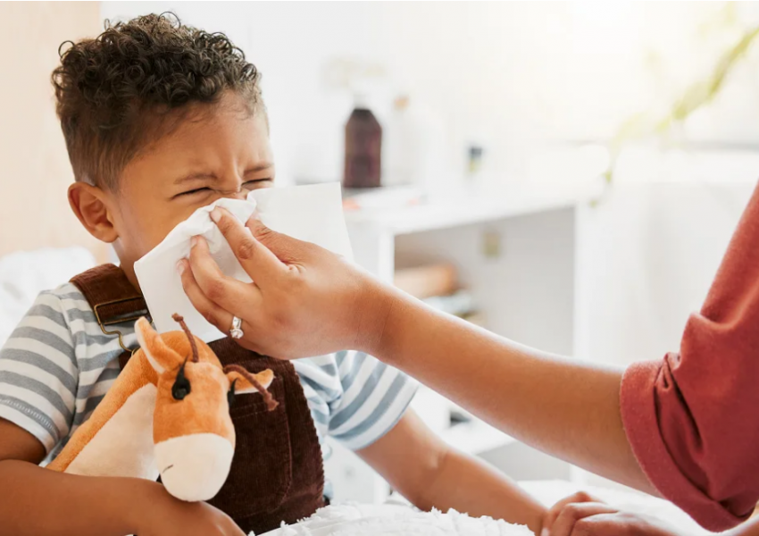 Një virus që mund të çojë në paralizë tek fëmijët është në rritje. Sa të shqetësuar duhet të jenë prindërit?