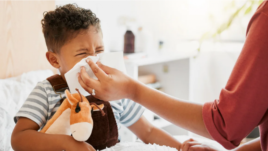 Një virus që mund të çojë në paralizë tek fëmijët është në rritje. Sa të shqetësuar duhet të jenë prindërit?