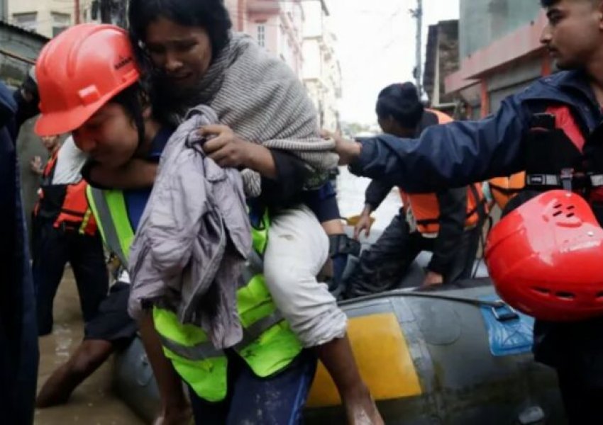 Nga përmbytjet dhe rrëshqitja e dheut në Nepal, humbin jetën të paktën 120 persona