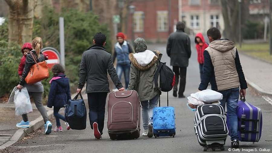 Trendi i emigrimit në rritje/ Eksperti: Pamundësia ekonomike nxit shqiptarët të largohen