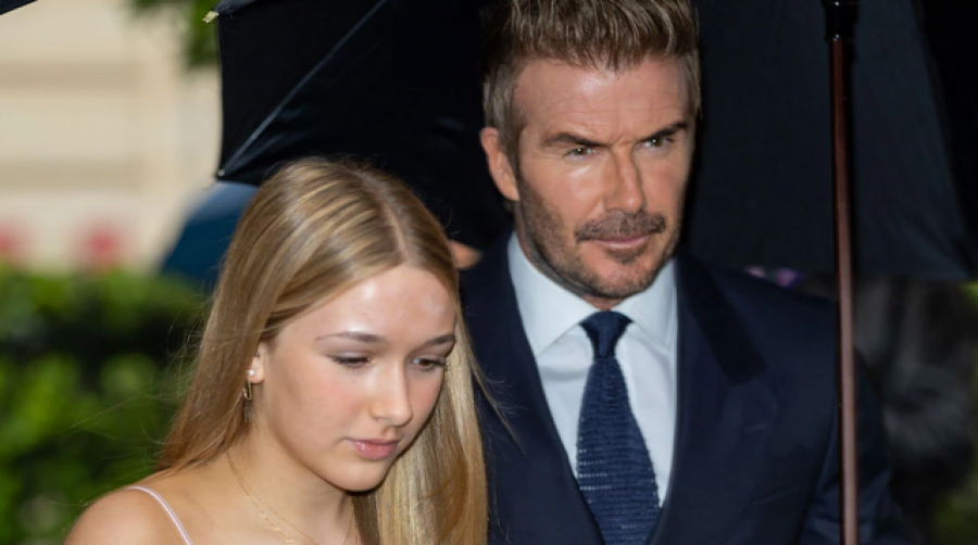 Harper Beckham në gjurmët e nënës së saj, shkon në Paris Fashion Week për të mbështetur Victorian