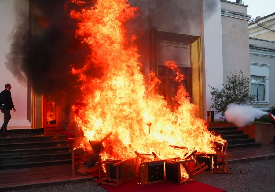 Protesta e opozitës, jehonë në mediat e huaja/ Reuters: Deputetët u vënë flakën karrigeve pas burgosjes së kolegut