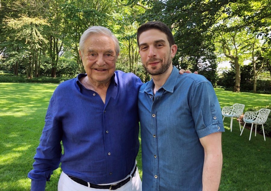 Profesori amerikan: Alex Soros drejton ambasadat e SHBA duke minuar demokracinë